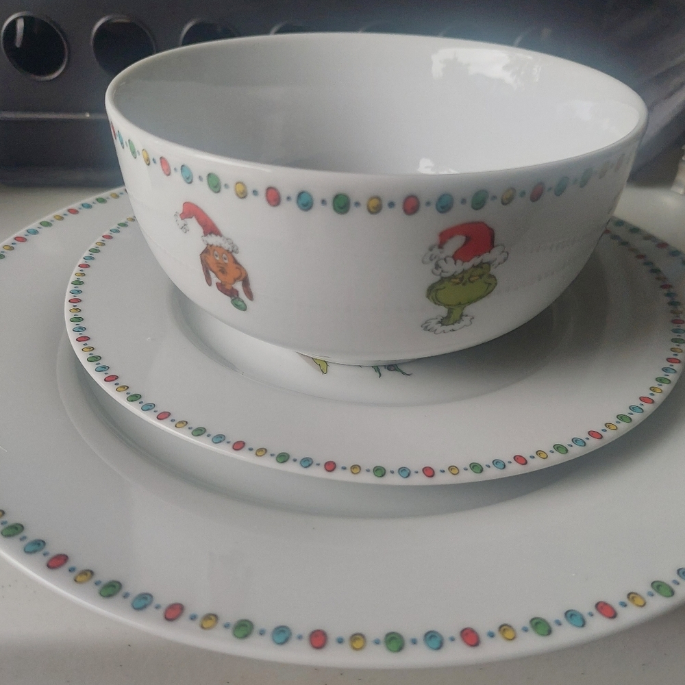 The Grinch 3 piece dinnerware set